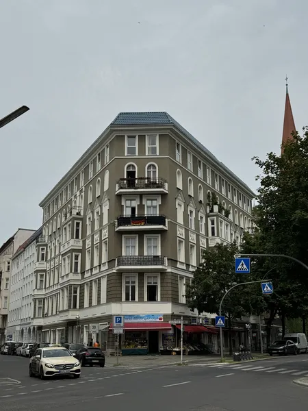Erstbezug nach Komplettsanierung! Tolle 2-Zi.-Altbauwohnung, Stuck, Dielen, Flügeltüren, sonnig! — photo 1